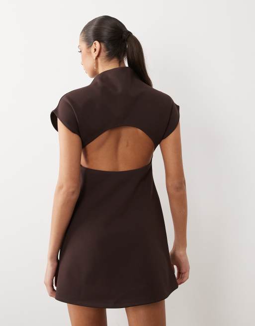 ASOS DESIGN - Hoogsluitende mini jurk van crêpestof met kapmouwtjes in chocoladebruin, 4 van 4