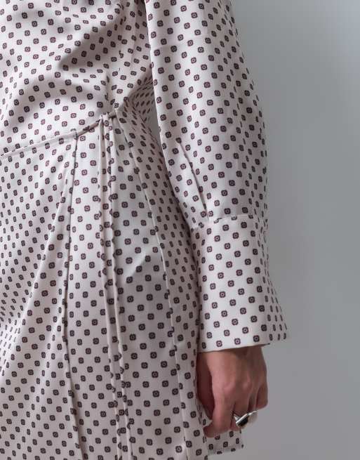 ASOS DESIGN hoogsluitende mini jurk van satijn met wikkelrok in crème foulardprint, 2 van 4