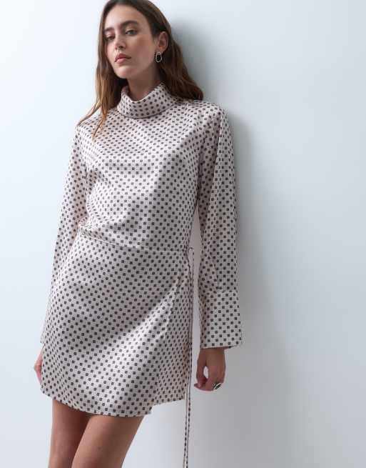 ASOS DESIGN hoogsluitende mini jurk van satijn met wikkelrok in crème foulardprint, 3 van 4