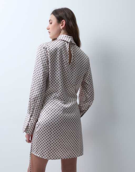 ASOS DESIGN hoogsluitende mini jurk van satijn met wikkelrok in crème foulardprint, 4 van 4