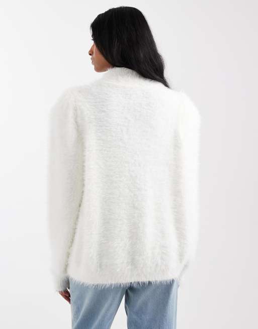 ASOS DESIGN - Hoogsluitende pluizige oversized trui met extreem wijde mouwen in crème, 4 van 4