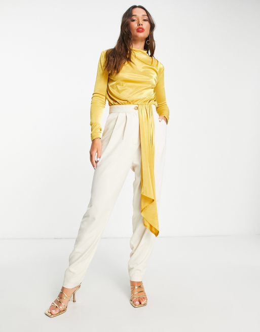 ASOS DESIGN - Hoogsluitende satijnen body met lange mouwen in goud