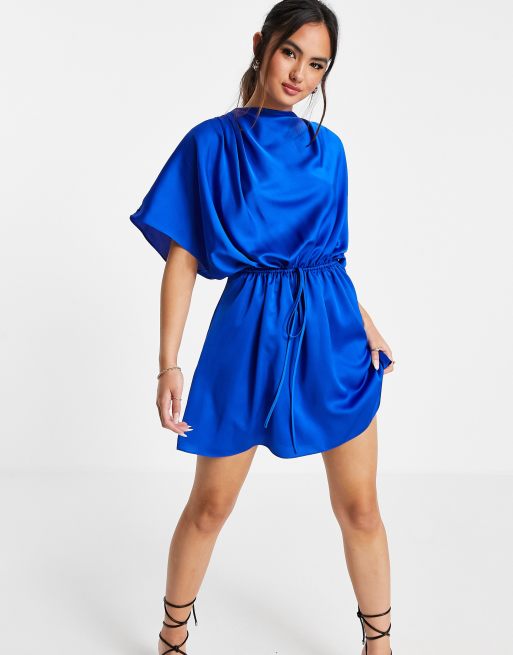 leerboek Geschatte omhelzing ASOS DESIGN - Hoogsluitende satijnen mini-jurk met ruches en knoopdetail in  blauw | ASOS