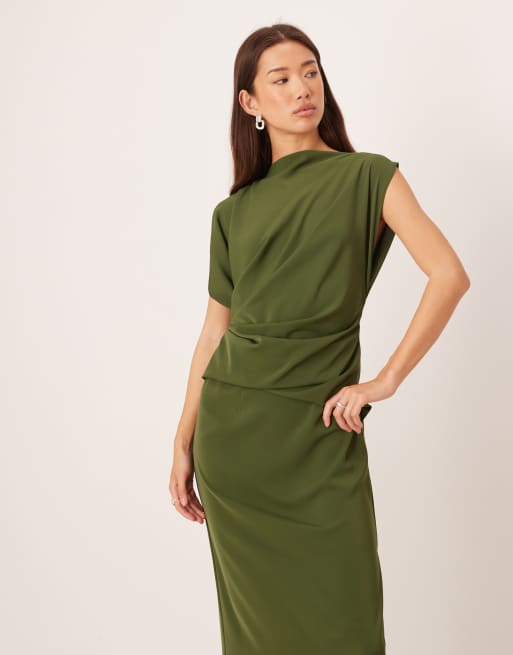 ASOS DESIGN - Hoogsluitende soepelvallende midi jurk met plooien in olijfgroen, 2 van 4