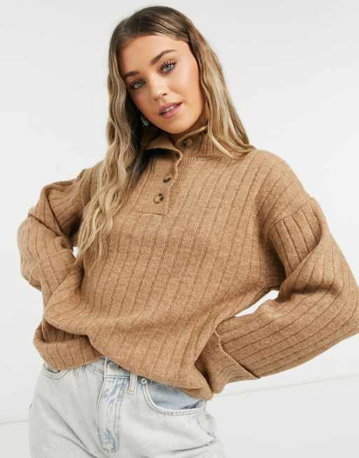 ASOS DESIGN - Hoogsluitende trui met knoopdetail in taupe
