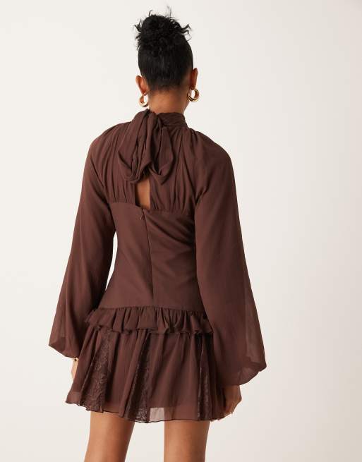 ASOS DESIGN - Hoogsluitende waterval mini-jurk met ruches en kanten godet-plooien in chocoladebruin, 4 van 4