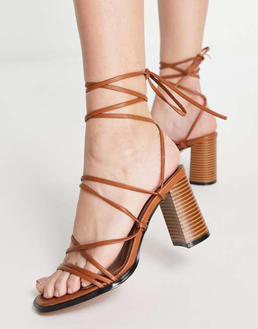 ASOS DESIGN – Hoola – Jasnobrązowe sandały z wiązaniem na średnim klockowym obcasie