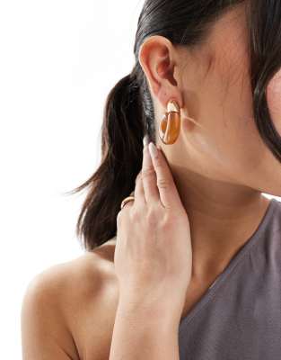 hoop earrings with brown resin detail in gold tone