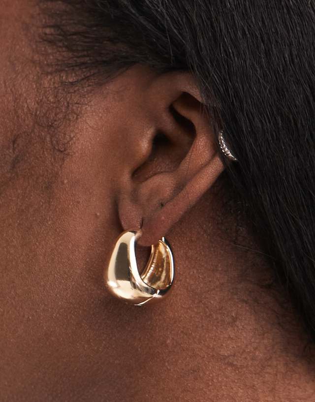 ASOS DESIGN - hoop earrings with clicker molten detail in gold tone