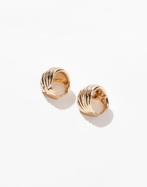ASOS DESIGN hoop earrings with fan ridge detail in gold tone, 2 of 3