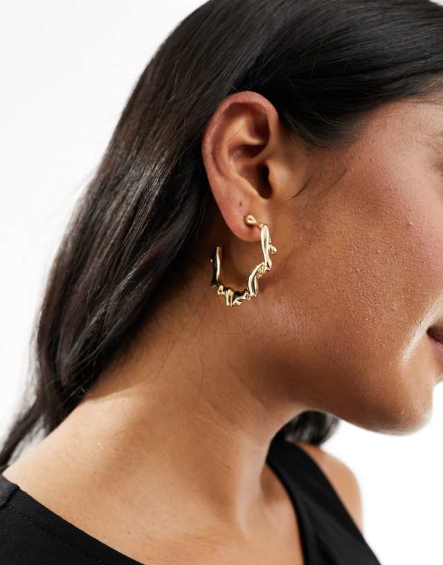 ASOS DESIGN - hoop earrings with molten design in gold tone