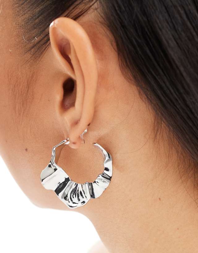 ASOS DESIGN - hoop earrings with molten wave design in silver tone