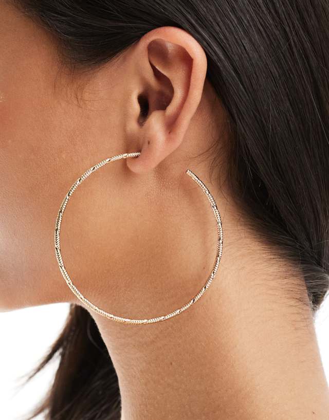 ASOS DESIGN - hoop earrings with skinny detail in gold tone