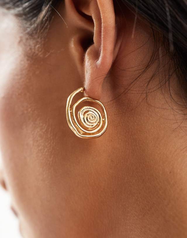 ASOS DESIGN - hoop earrings with swirl detail in brushed gold tone