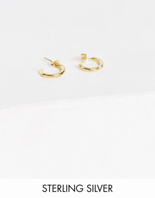 ASOS DESIGN - Hoop-øreringe i guldbelagt sterlingsølv med snoet krystal design