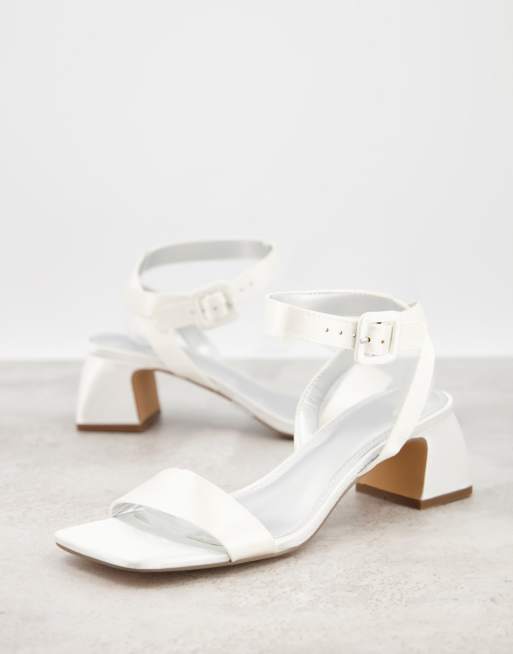 ASOS DESIGN – Hope – Elfenbensvita klacksandaler med blockklack