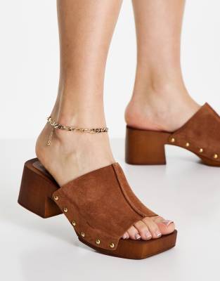 ASOS DESIGN – Hopscotch – Hochwertige Clog-Sandalen aus Wildleder in Hellbraun mit mittelhohem Absatz 
