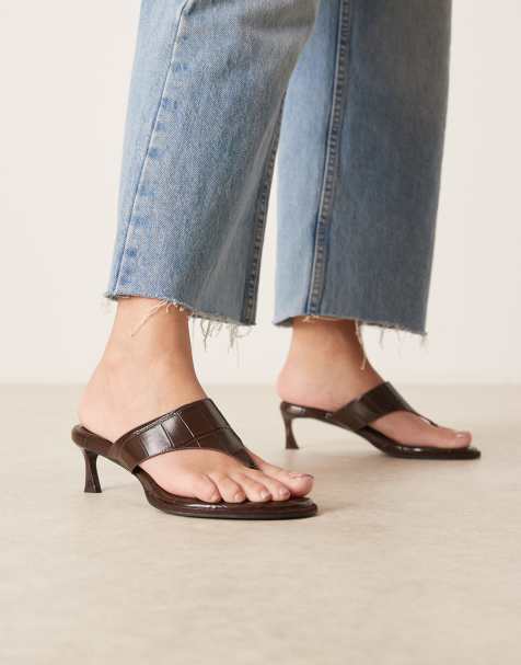 ASOS DESIGN – Horizon – Chokladbruna, krokodilskinnsmönstrade, grova sandaler med tårem och taxklackar - view 1