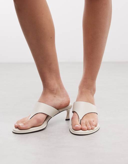 ASOS DESIGN Horizon chunky toe thong kitten heel sandals in off white, 3 of 4