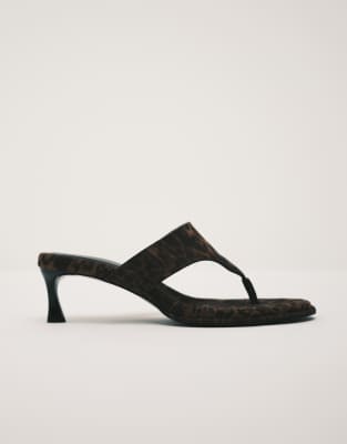 ASOS DESIGN - Horizon - Zehenstegsandaletten mit dicker Sohle, Kitten-Absatz und Leopardenmuster-Bunt