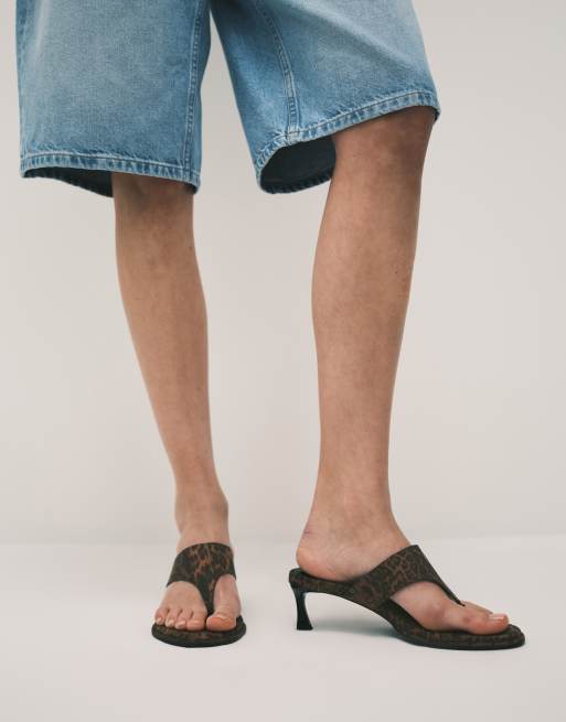 ASOS DESIGN – Horizon – Zehenstegsandaletten mit dicker Sohle, Kitten-Absatz und Leopardenmuster, 2 von 4