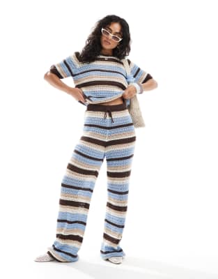 ASOS DESIGN - Hose aus Häkelstrick mit Streifen in Blau und Braun und weitem Bein, Kombiteil-Bunt