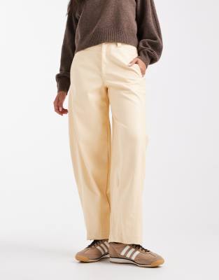ASOS DESIGN - Hose aus Kunstleder in Buttermilchgelb mit abgerundetem Beinschnitt und Ziernaht-Weiß