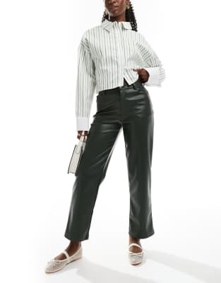 ASOS DESIGN - Hose aus Kunstleder in dunklem Khaki mit geradem Schnitt-Grün