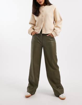 ASOS DESIGN - Hose aus Kunstleder in Grün mit maskulinem Schnitt und niedrigem Bund