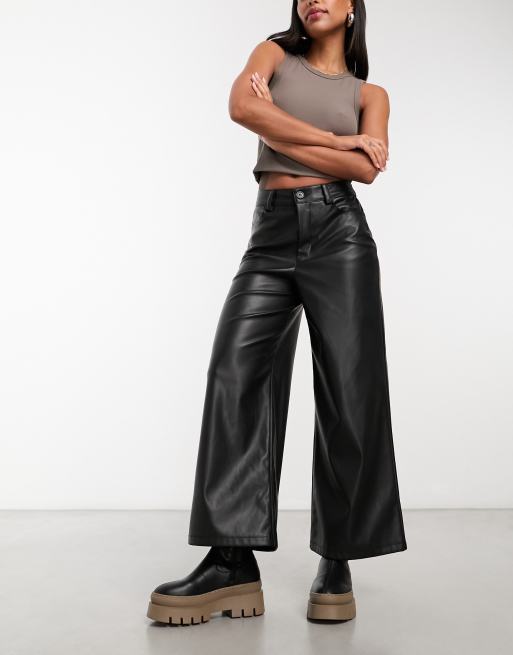 ASOS DESIGN – Hose aus Kunstleder in Schwarz mit weitem Bein