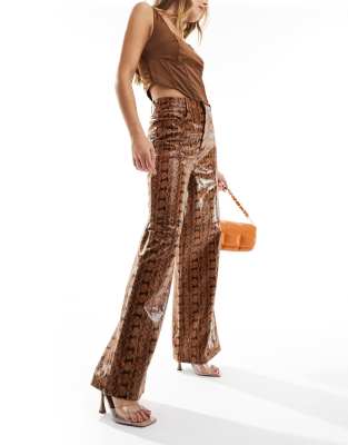 ASOS DESIGN - Hose aus Kunstleder mit Animal-Print und weitem Bein-Brown