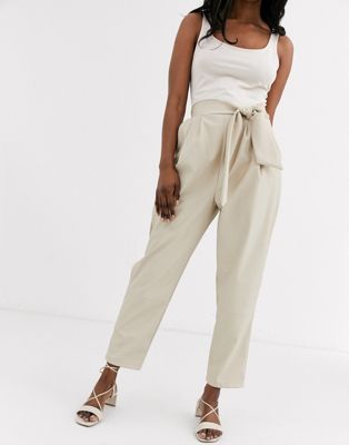 ASOS DESIGN – Hose aus Lederimitat mit verdrehtem Design an der Taille-Weiß