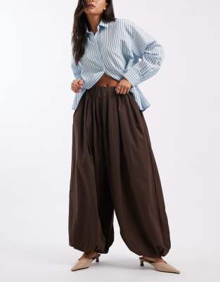 ASOS DESIGN - Hose aus Popeline in Schokobraun mit Ballonsaum-Brown