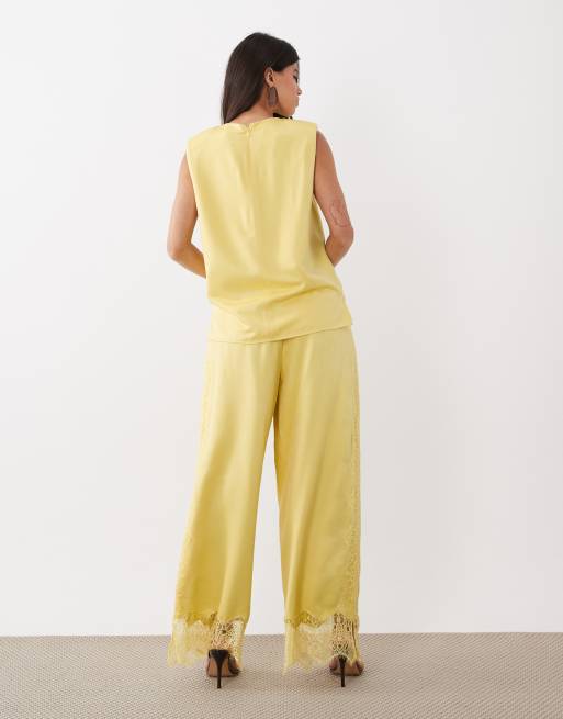 ASOS DESIGN – Hose aus Satin in Zitronengelb mit weitem Bein und Spitzenbesatz, 3 von 5