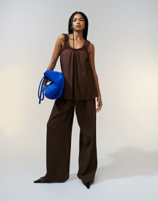 ASOS DESIGN - Hose aus schwerem Material in Schokobraun mit Falten vorne und weitem Bein, Kombiteil-Weiß