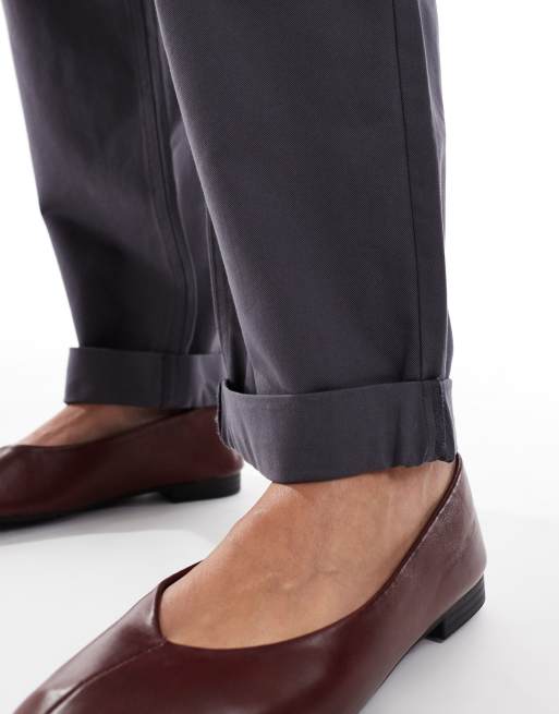 ASOS DESIGN – Hose in Anthrazit mit schmal zulaufendem Beinschnitt und umgeschlagenem Saum, 5 von 5