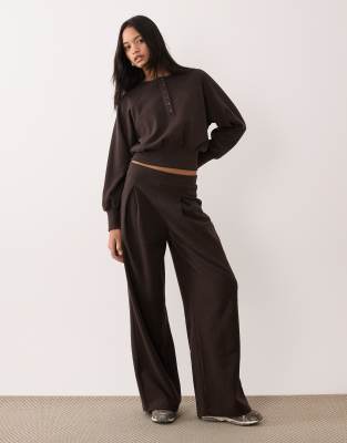 ASOS DESIGN - Hose in Braun mit Bundfalten und weitem Bein, Kombiteil-Brown