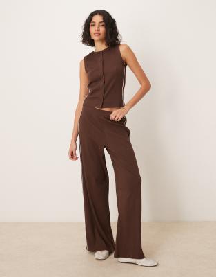 ASOS DESIGN - Hose in Braun mit sehr weitem Bein und farblich abgesetzter Paspelierung, Kombiteil