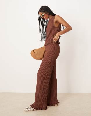 ASOS DESIGN - Hose in Braun mit weitem Bein, Rüschensaum und Strukturmuster, Kombiteil
