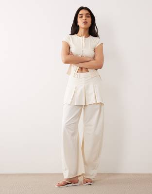 ASOS DESIGN - Hose in Cremeweiß mit abgerundetem Beinschnitt und plissiertem Überrock