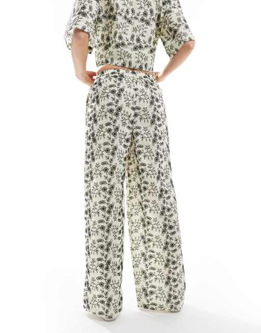ASOS DESIGN – Hose in Gelb mit kontrastierender Lochstickerei, Kombiteil, 4 von 5