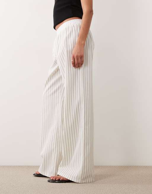 ASOS DESIGN – Hose in gestreiftem Ecru mit Boxershorts-Bund und weitem Bein, Kombiteil, 2 von 5