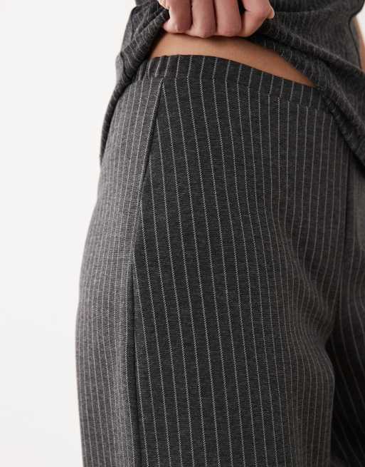 ASOS DESIGN – Hose in Grau mit weitem Bein und Nadelstreifen, Kombiteil, 2 von 5