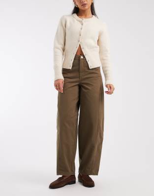 ASOS DESIGN - Hose in Khaki mit Papier-Haptik und abgerundetem Beinschnitt-Grün