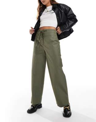 ASOS DESIGN - Hose in Khaki mit Ziernaht und abgerundetem Beinschnitt-Grün