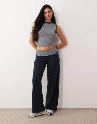 ASOS DESIGN - Hose in Marineblau mit gestreiftem Umschlag-Bund, Kombiteil