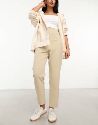 ASOS DESIGN - Elegante, schmal zulaufende Hose in neutralem Farbton mit hohem Bund und Ziernaht