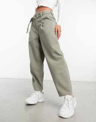 ASOS DESIGN - Hose in Olivgrün mit hohem Bund und Gürtel-Grau