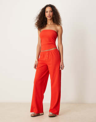 ASOS DESIGN - Hose in Rot mit weitem Bein und Waffeltextur