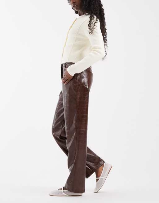 ASOS DESIGN Hose in schmaler, gerader Passform aus Kunstleder in Hellbraun mit Kroko-Prägung, 2 von 5